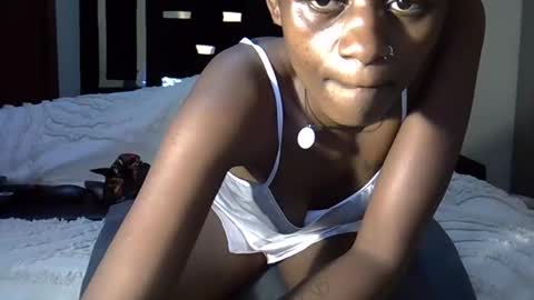 Snapshot of tracyvibes chatting on 11/17/25, 08:14 Flavia online show from 11/17/25, 08:14