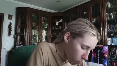 Lesly online show from 06/18/26, 08:47