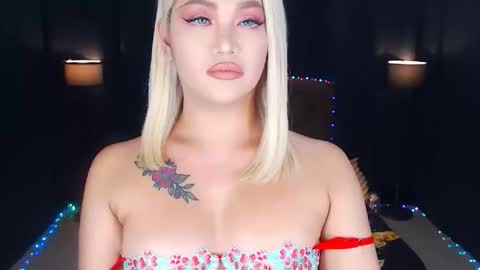 Snapshot of transplayfullolivia chatting on 05/25/26, 01:11 KYLIE BELLA TS online show from 05/25/26, 01:11