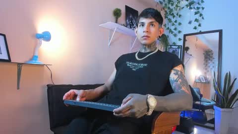 Snapshot of travistanner28 chatting on 01/27/25, 04:20 TRAV - INDEPENDENT MODEL online show from 01/27/25, 04:20