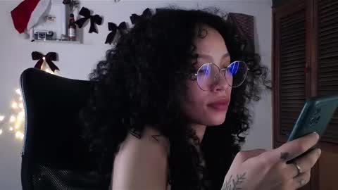 Snapshot of treasuresz chatting on 12/10/24, 05:33 Emily online show from 12/10/24, 05:33