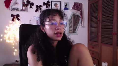 Snapshot of treasuresz chatting on 12/12/24, 05:37 Emily online show from 12/12/24, 05:37