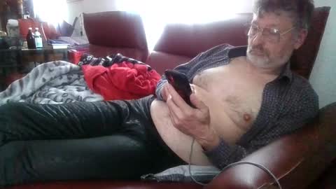 Snapshot of trebgeis1 chatting on 04/10/26, 04:01 trebgeis1 online show from 04/10/26, 04:01