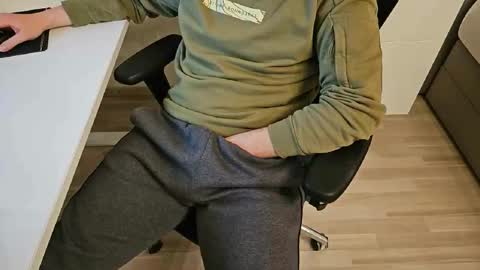 tree1989 online show from 02/10/25, 06:24