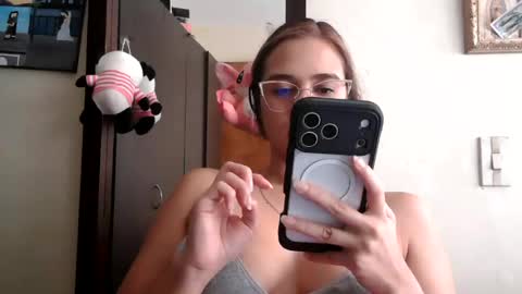 Snapshot of triana_bell chatting on 06/20/26, 07:05 triana_bell online show from 06/20/26, 07:05