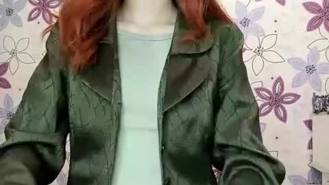 Snapshot of trinhposter chatting on 12/17/25, 07:25 Cate online show from 12/17/25, 07:25