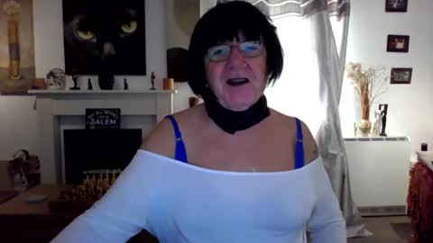 Snapshot of trinity1011 chatting on 10/26/25, 07:25 trinity1011 online show from 10/26/25, 07:25