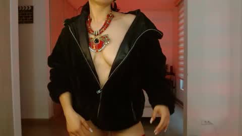 Snapshot of trinity_prestige chatting on 01/26/25, 10:35 TRINITY online show from 01/26/25, 10:35