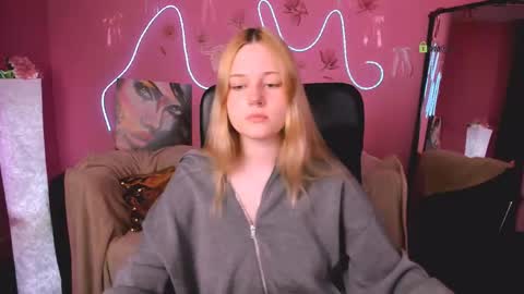 Snapshot of trixy_melison chatting on 04/19/26, 10:14 Trixy online show from 04/19/26, 10:14