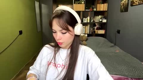 Snapshot of troyalshouse chatting on 12/16/25, 07:57 Alice online show from 12/16/25, 07:57