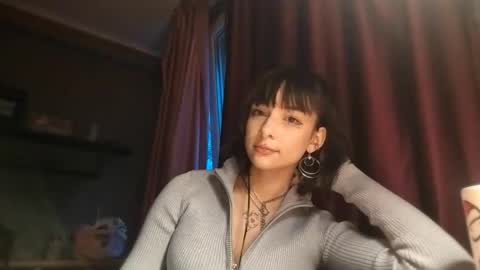 Snapshot of trudymersereau chatting on 12/22/25, 01:19 Poly online show from 12/22/25, 01:19