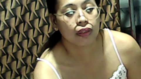 Snapshot of truefilipinabeauty chatting on 04/01/26, 02:03 emily online show from 04/01/26, 02:03
