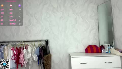 Snapshot of try_skip_me chatting on 11/29/25, 05:27 Molly online show from 11/29/25, 05:27