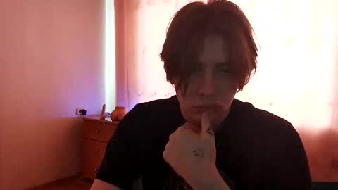 Snapshot of trypophob1a chatting on 01/29/25, 06:33 Emilum online show from 01/29/25, 06:33