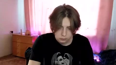 Snapshot of trypophob1a chatting on 01/31/25, 02:37 Emilum online show from 01/31/25, 02:37