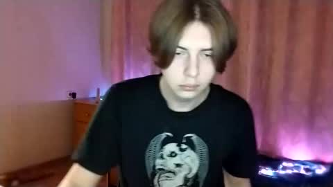 Snapshot of trypophob1a chatting on 02/05/25, 11:06 Emilum online show from 02/05/25, 11:06