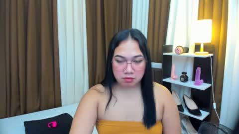 Karen Oquio online show from 10/22/25, 09:14