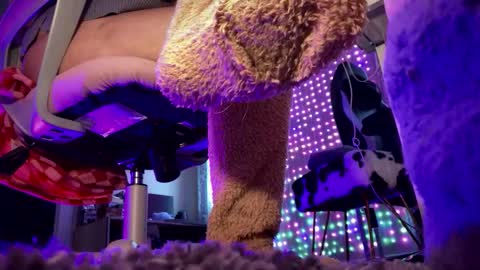 Snapshot of tsunderenextdoor chatting on 10/14/25, 04:41 MOCHI NEXT DOOR online show from 10/14/25, 04:41