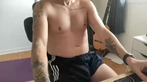 Snapshot of tt_boy2000 chatting on 10/10/25, 01:43 TT Boy2000 online show from 10/10/25, 01:43