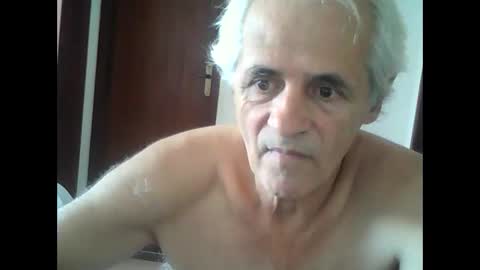 Snapshot of tuamigo8a chatting on 02/17/25, 03:42 Siveomeves online show from 02/17/25, 03:42