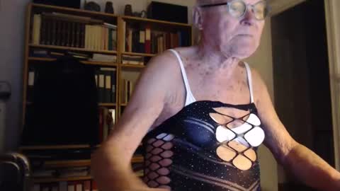 Snapshot of tubaist chatting on 01/10/25, 03:37 FINN but call me NANNA online show from 01/10/25, 03:37