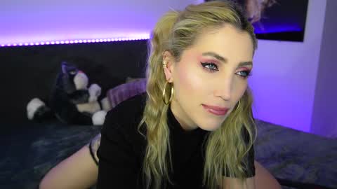 Snapshot of tweety_twist chatting on 12/22/24, 10:25 MayCarrey online show from 12/22/24, 10:25