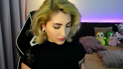 MayCarrey online show from 12/18/25, 09:32