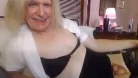Snapshot of twin53 chatting on 07/12/26, 07:32 Kitten online show from 07/12/26, 07:32