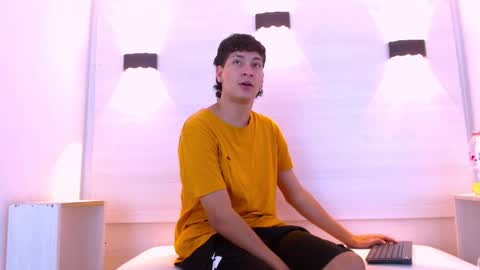 Snapshot of twink_bunny chatting on 12/19/25, 02:02 samu online show from 12/19/25, 02:02