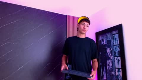 Snapshot of twink_bunny chatting on 04/18/26, 04:38 samu online show from 04/18/26, 04:38