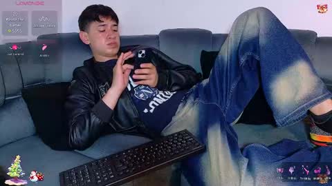 Snapshot of twink_daren chatting on 12/17/25, 08:48 Mr Daren online show from 12/17/25, 08:48