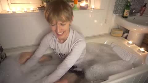 Snapshot of twinkben04 chatting on 09/16/25, 07:37 Ben online show from 09/16/25, 07:37