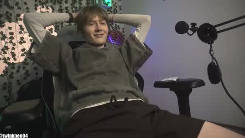 Snapshot of twinkben04 chatting on 10/21/25, 07:58 Ben online show from 10/21/25, 07:58