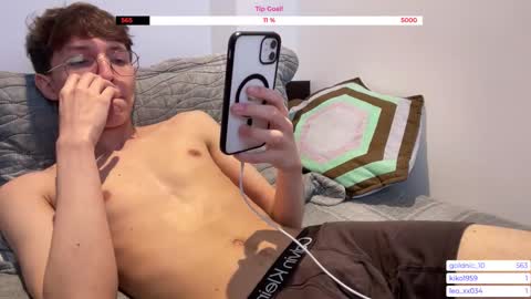 Snapshot of twinkie_19_004 chatting on 11/15/25, 05:27 Santiago online show from 11/15/25, 05:27