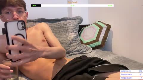 Snapshot of twinkie_19_004 chatting on 11/16/25, 05:35 Santiago online show from 11/16/25, 05:35