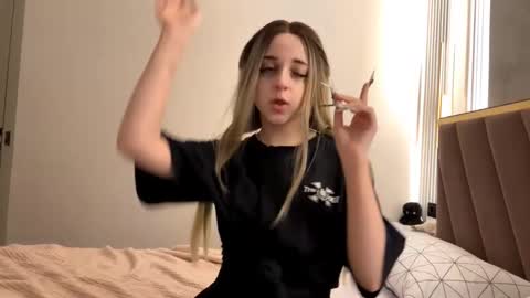 Snapshot of twivi chatting on 10/31/25, 05:14 twivi online show from 10/31/25, 05:14