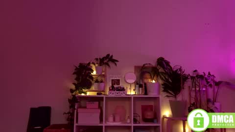 Snapshot of twix_girl chatting on 12/28/24, 08:04 Stranger online show from 12/28/24, 08:04