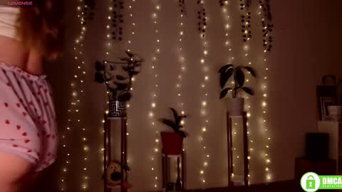 Snapshot of twix_girl chatting on 03/13/26, 08:15 Stranger online show from 03/13/26, 08:15