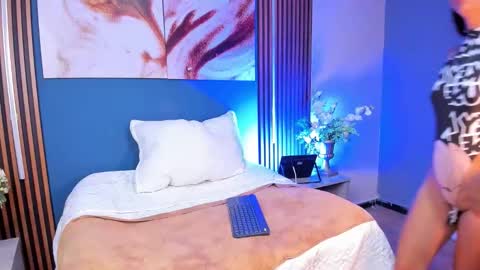 Snapshot of two_on_fire chatting on 10/02/25, 07:54 Kevin and Catalina online show from 10/02/25, 07:54