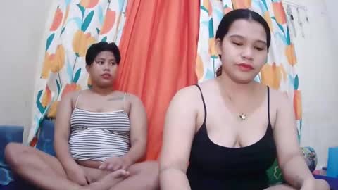 Snapshot of twowetcuties chatting on 02/07/25, 11:45 Lyn and lea online show from 02/07/25, 11:45