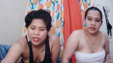 Snapshot of twowetcuties chatting on 02/25/25, 07:42 Lyn and lea online show from 02/25/25, 07:42