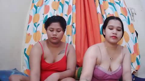 Snapshot of twowetcuties chatting on 02/25/25, 11:44 Lyn and lea online show from 02/25/25, 11:44