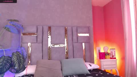 tyla_ks online show from 11/11/25, 07:58