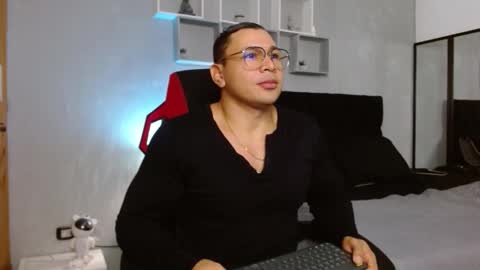 tyler_hank1 online show from 12/02/25, 02:28