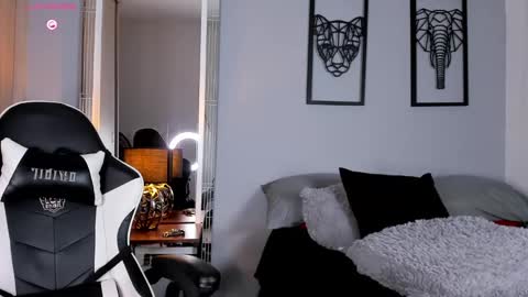 Snapshot of tyler_muscle chatting on 01/31/25, 03:52 David online show from 01/31/25, 03:52