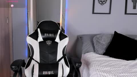 Snapshot of tyler_muscle chatting on 03/11/25, 05:27 David online show from 03/11/25, 05:27