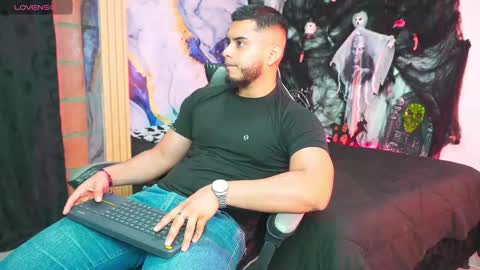 Snapshot of tyler_price01 chatting on 10/25/25, 11:54 Tyler online show from 10/25/25, 11:54