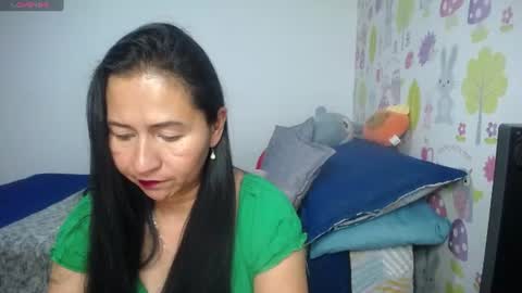 Snapshot of tyna_b chatting on 06/19/26, 10:35 Tyna online show from 06/19/26, 10:35