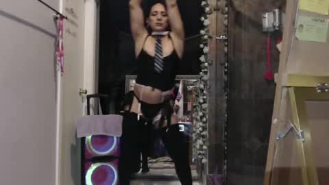 Snapshot of uandme_baby chatting on 11/11/25, 04:23 Azelia B online show from 11/11/25, 04:23