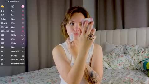 Snapshot of udeleclive chatting on 10/13/25, 03:12 Polly online show from 10/13/25, 03:12